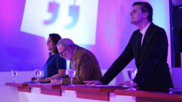 Finkelstein escribe, Fein sonríe,  Grandinetti concentrado.