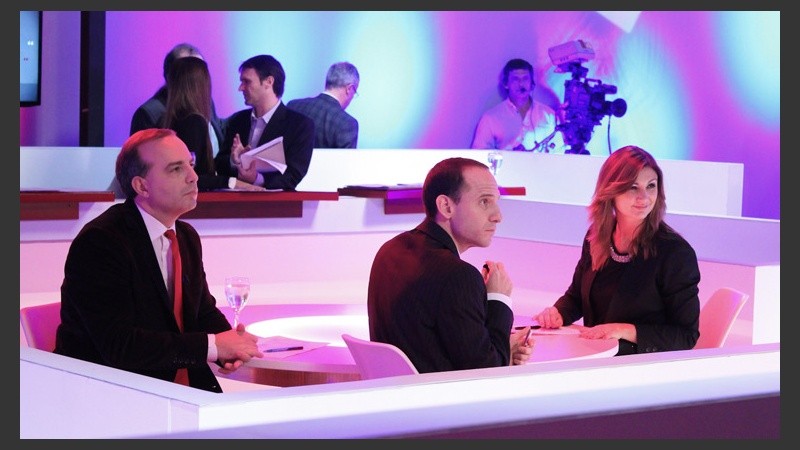 Los moderadores atentos a las indicaciones de los productores de piso.