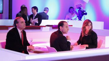 Los moderadores atentos a las indicaciones de los productores de piso.