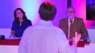 Fein y Finkelstein prestando atención a las indicaciones antes de salir al aire.