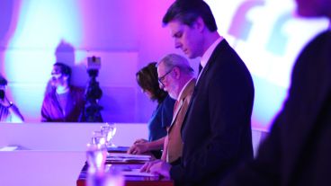 Concentrados antes de iniciar un nuevo bloque.