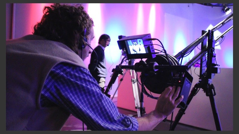 Grúa en mano. El debate se realizó en uno de los estudios de Televisión Litoral.