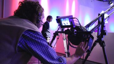 Grúa en mano. El debate se realizó en uno de los estudios de Televisión Litoral.