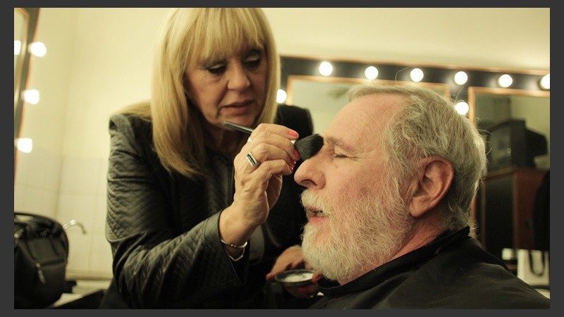 El candidato del Frente de Izquierda es maquillado minutos antes de salir al aire.