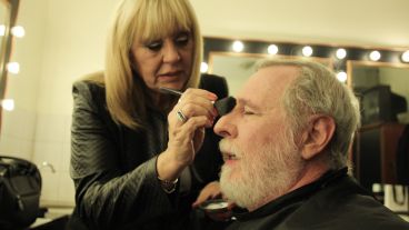 El candidato del Frente de Izquierda es maquillado minutos antes de salir al aire.