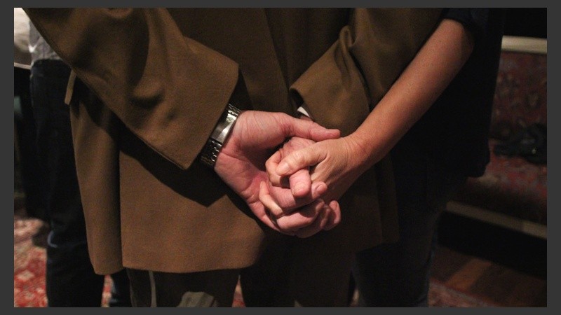 Finkelstein y un apretón de mano ante el momento de ansiedad previo al debate.