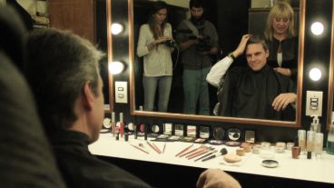 El candidato Grandinetti  se mira al espejo antes de ser maquillado.