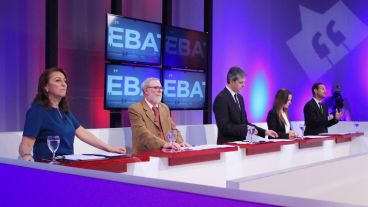 Los candidatos en un debate histórico este domingo por la noche.