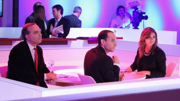 Los moderadores en medio de una corte recibiendo indicaciones.