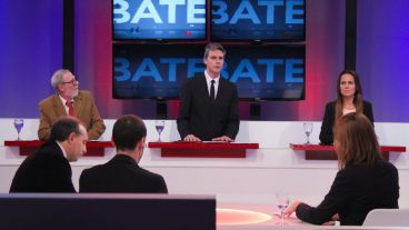 La palabra de Grandinetti mientras el resto escucha.