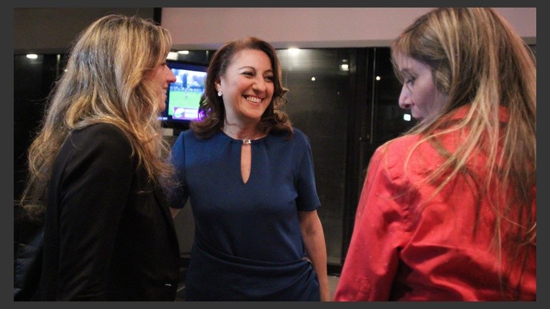 La llegada de la actual intendenta, Mónica Fein, a los estudios de Canal 3 este domingo por la noche.