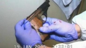 La imagen de un perito manipulando el arma que estaba con el cuerpo de Nisman.