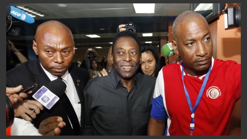 Pelé arribó el domingo a la capital cubana para un partido histórico.