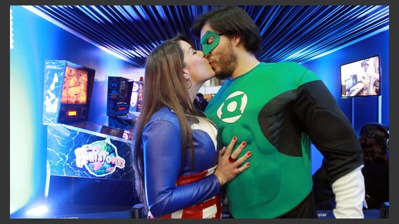 ¡Beso de superhéroes! Personajes excéntricos en la fiesta del comic en Chile.