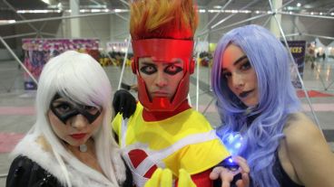 Tres fanáticos del comic posan ante cámara con sus excéntricos disfraces.