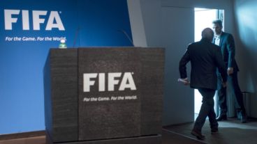 Blatter anunció que se va y varios ya se prueban su traje.