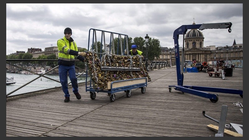Obreros de la ciudad de París cortaron a golpe de sierra eléctrica los 37 paneles que protegían las barandas del puente.