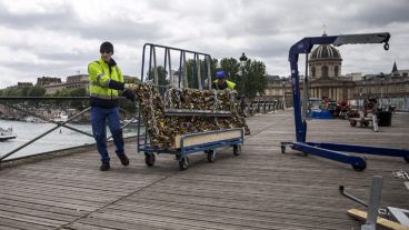 Obreros de la ciudad de París cortaron a golpe de sierra eléctrica los 37 paneles que protegían las barandas del puente.