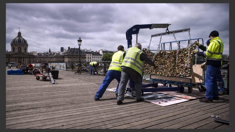 El trabajo de los obreros en el  Pont des Arts de París.