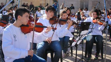 La orquesta provincial juvenil interpretó la canción "Aurora".