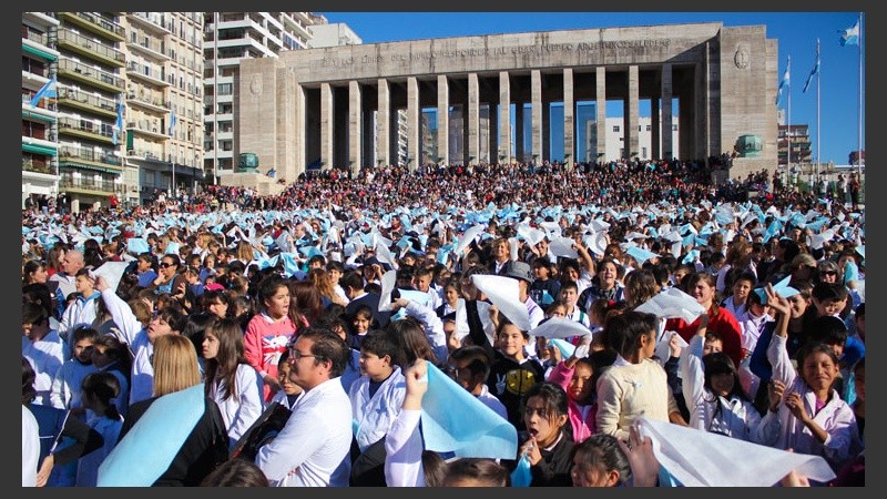Miles de chicos llenaron el Monumento para prometer lealtad a la bandera. 