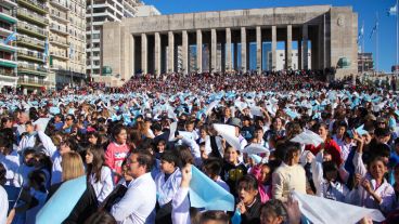 Miles de chicos llenaron el Monumento para prometer lealtad a la bandera.