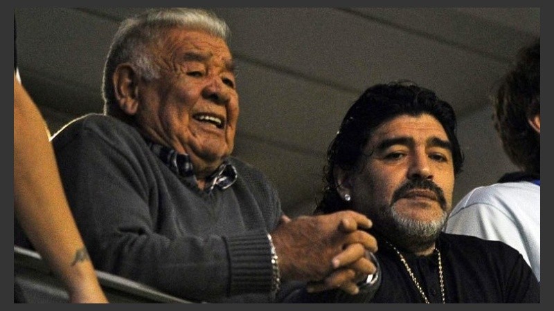 Don Diego Maradona está internado en una sala de terapia intensiva en el Sanatorio Los Arcos.