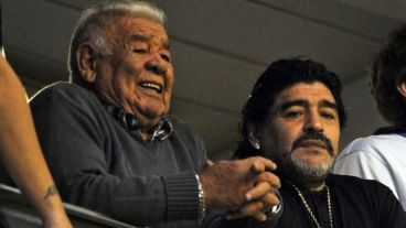 Don Diego Maradona está internado en una sala de terapia intensiva en el Sanatorio Los Arcos.