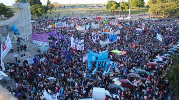 Masiva marcha en el Monumento a la Bandera contra la violencia de género.