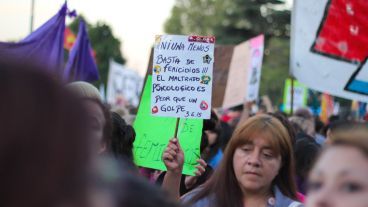 Masiva marcha en el Monumento a la Bandera contra la violencia de género.
