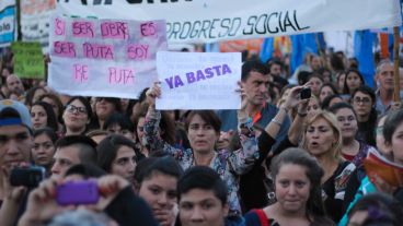 Masiva marcha en el Monumento a la Bandera contra la violencia de género.
