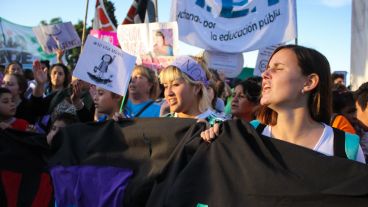 Masiva marcha en el Monumento a la Bandera contra la violencia de género.