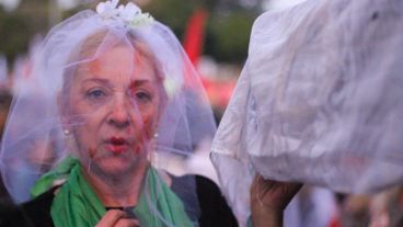 Masiva marcha en el Monumento a la Bandera contra la violencia de género.