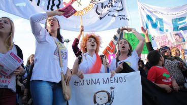 Masiva marcha en el Monumento a la Bandera contra la violencia de género.