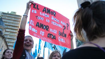Masiva marcha en el Monumento a la Bandera contra la violencia de género.