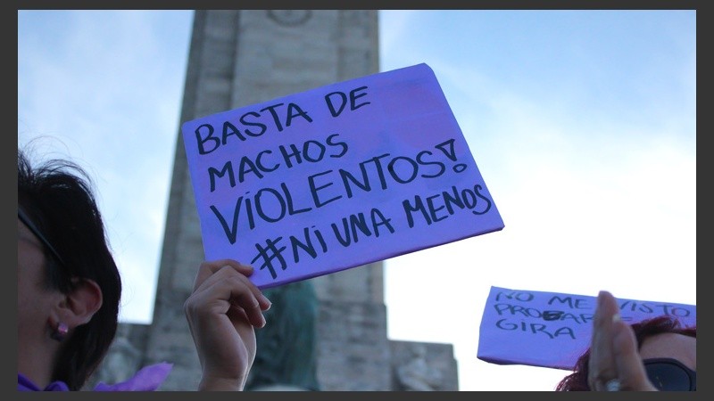 Uno de los carteles durante la movilización en Rosario.