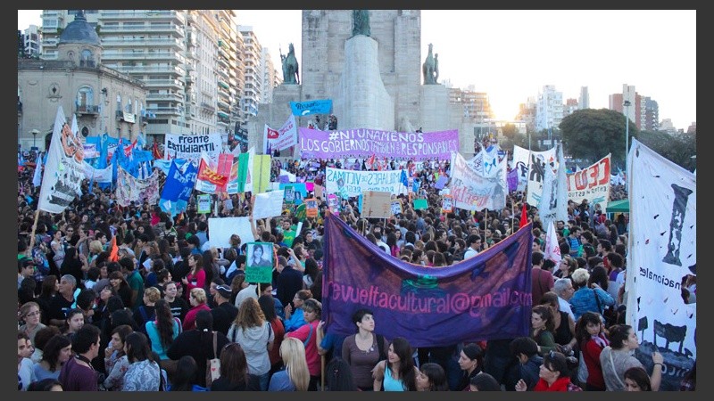 Masiva marcha en el Monumento a la Bandera contra la violencia de género.