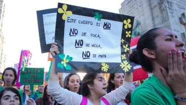 Masiva marcha en el Monumento a la Bandera contra la violencia de género.
