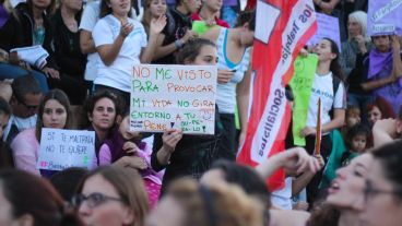 Masiva marcha en el Monumento a la Bandera contra la violencia de género.