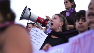 Masiva marcha en el Monumento a la Bandera contra la violencia de género.