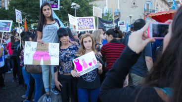 Masiva marcha en el Monumento a la Bandera contra la violencia de género.
