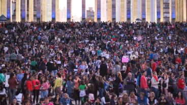Masiva marcha en el Monumento a la Bandera contra la violencia de género.