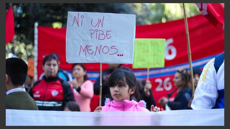 Una niña sostiene un cartel este jueves frente a Tribunales.