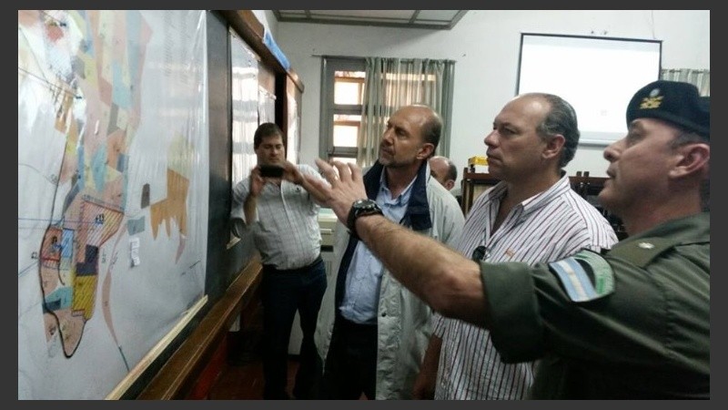 El funcionario en el centro de comando de Gendarmería en Santa Fe.