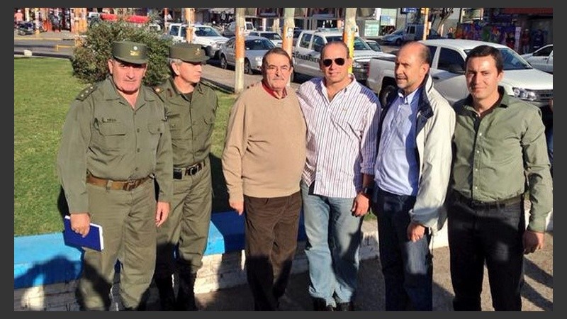 Pedro González, que había presionado para conseguir gendarmes, tuvo su foto con Berni.