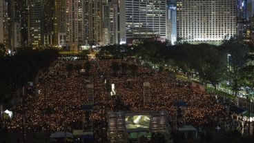 Miles personas sostienen velas en el Victoria Park de Hong Kong.