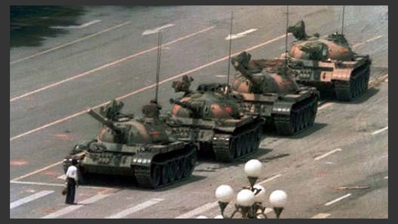 La famosa fotografía del hombre delante de los tanques corresponde a las protestas con final trágico en la plaza Tiananmen.
