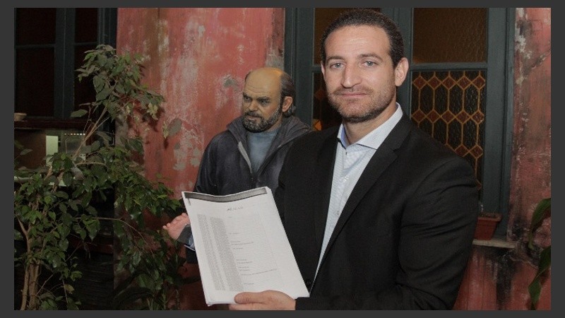 Sukerman junto a las actas de asistencia de Martínez en el Concejo. 