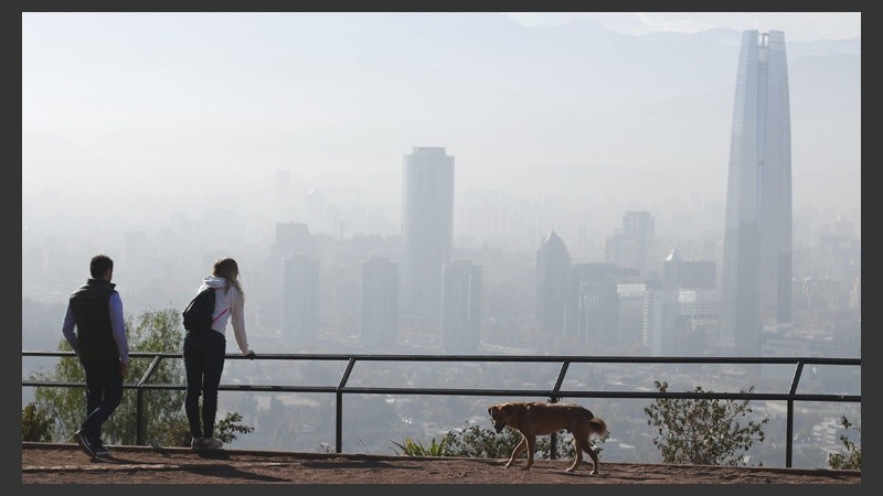 Autoridades de Santiago de Chile declararon la primera preemergencia ambiental del año por alta contaminación en el aire.
