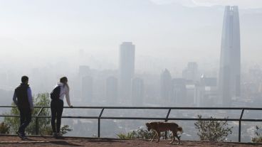 Autoridades de Santiago de Chile declararon la primera preemergencia ambiental del año por alta contaminación en el aire.